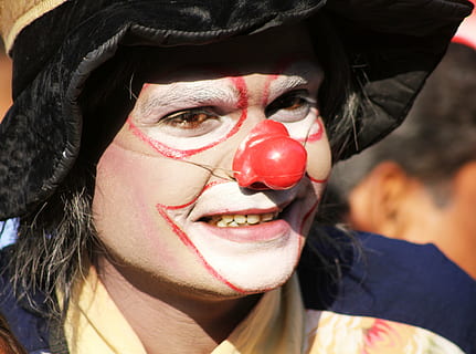 clovn, machiaj, circ, distracţie, față, pălărie, partid, carnaval, amuzant, costum, zi de nastere, expresie, zâmbet, celebrare, fată, divertisment, umor, performanţă, oameni, a picta, interpret, portret, lovitură de cap, adult, Halloween, a închide, privind camera, îmbrăcăminte, vedere din față, emoţie, roșu, tânăr adult, eveniment, partea corpului uman, carnaval - eveniment de sărbătoare, umane, rău, 4K, CC0, domeniu public, fără drepturi de autor