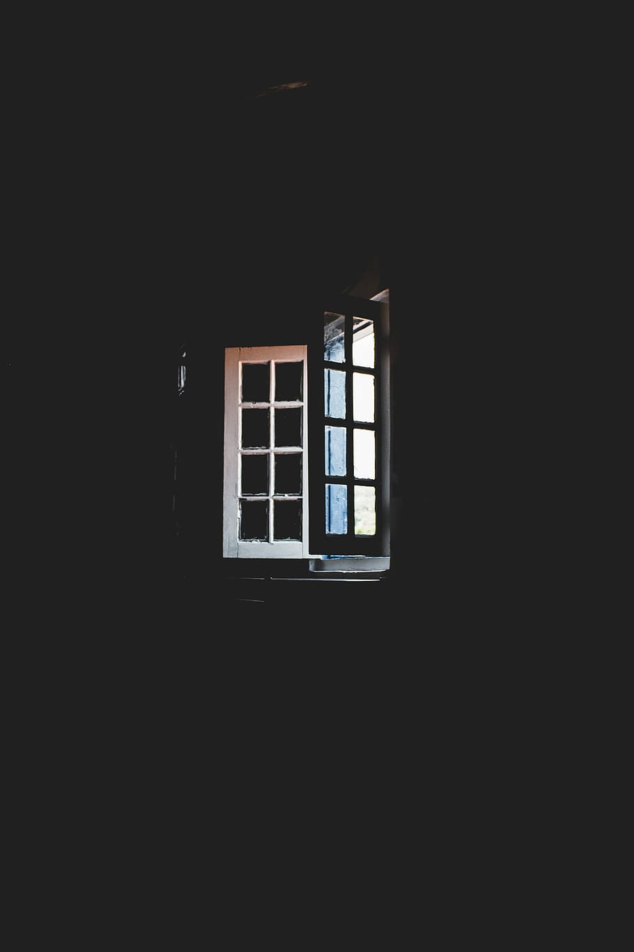 riquadro della finestra bianco, vetro bianco di legno, finestra, minimo, luce, contrasto, luce naturale, Aperto, chiaro e scuro, vecchio, nero, fuori dal buio, Casa, buio, architettura, copia spazio, struttura costruita, nessuno, in casa, costruzione, vetro - materiale, stanza buia, giorno, stanza domestica, natura, illuminato, luce del sole, quartiere residenziale, Inquadratura dal basso, telaio della finestra, 5K
