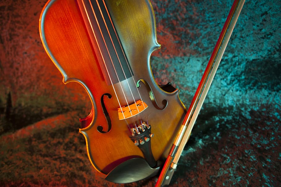 foto, violí, efectes d’il·luminació, instrument, arc, cordes, clàssic, música, instrument musical, corda d’instruments musicals, instrument de corda, cultura i entreteniment artístic, música clàssica, material de fusta, cap gent, rendiment, violoncel, equipament musical, cadena, primer pla, arc - equipament musical, a l'interior, marró, centrar-se en primer pla, dos objectes, guitarra, vista d’angle alt, natura morta, 4K