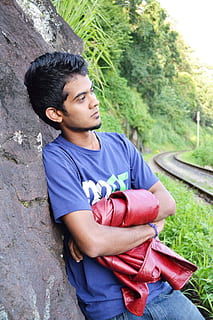 Junge, Pose, Mann, Jacke, Rock, T-Shirt, Jeans, jung, Mode, Design, Sri Lanka, kadugannwa, mawanella, Ceylon, Fotos, Nur ein Mann, nur für Erwachsene, eine Person, Nur Männer, Erwachsene, Menschen, echte Menschen, junge Männer, junger Erwachsener, Freizeitbeschäftigung, Dreiviertel Länge, Lebensstile, Tag, Pflanze, Legere Kleidung, Männer, Natur, Porträt, Vorderansicht, Sitzung, Stehen, draußen, Betrachtung, 1080P, CC0, gemeinfrei, lizenzfrei
