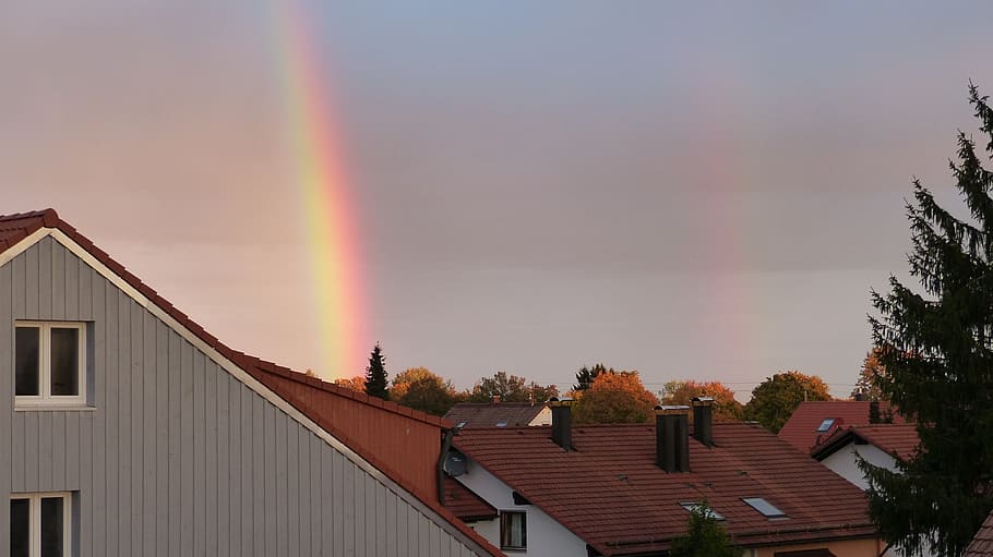 tęcza, widmo, drzewo, domy, zbudowana struktura, na zewnątrz budynku, na dworze, architektura, wielobarwne, dom, niebo, budynek, dach, chmura - niebo, Natura, piękno natury, roślina, żadnych ludzi, dzielnica mieszkaniowa, dzień, dachówka, podwójna tęcza, 4K