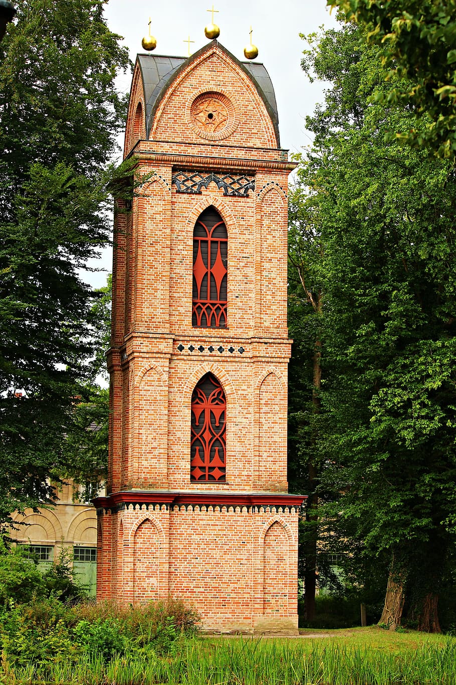 campanar, edifici, torre, maó, edifici antic, ludwigslust-parchim, parc del castell, llocs d'interès, estructura construïda, arquitectura, planta, religió, arbre, exterior de l'edifici, lloc de culte, espiritualitat, creença, naturalesa, cap gent, dia, història, destinacions de viatge, el passat, arc, a l'aire lliure, 5K