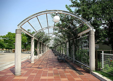 passerella, coperto, prospettiva, sentiero, camminare, struttura, piastrella, calcestruzzo, architettura, struttura costruita, esterno dell'edificio, albero, pianta, costruzione, natura, attrezzatura per l'illuminazione, la strada davanti, cielo, giorno, cancello, direzione, all'aperto, arco, nessuno, strada, Entrata, città, colonna architettonica, lampada elettrica, 1080P, CC0, dominio pubblico, privo di copyright
