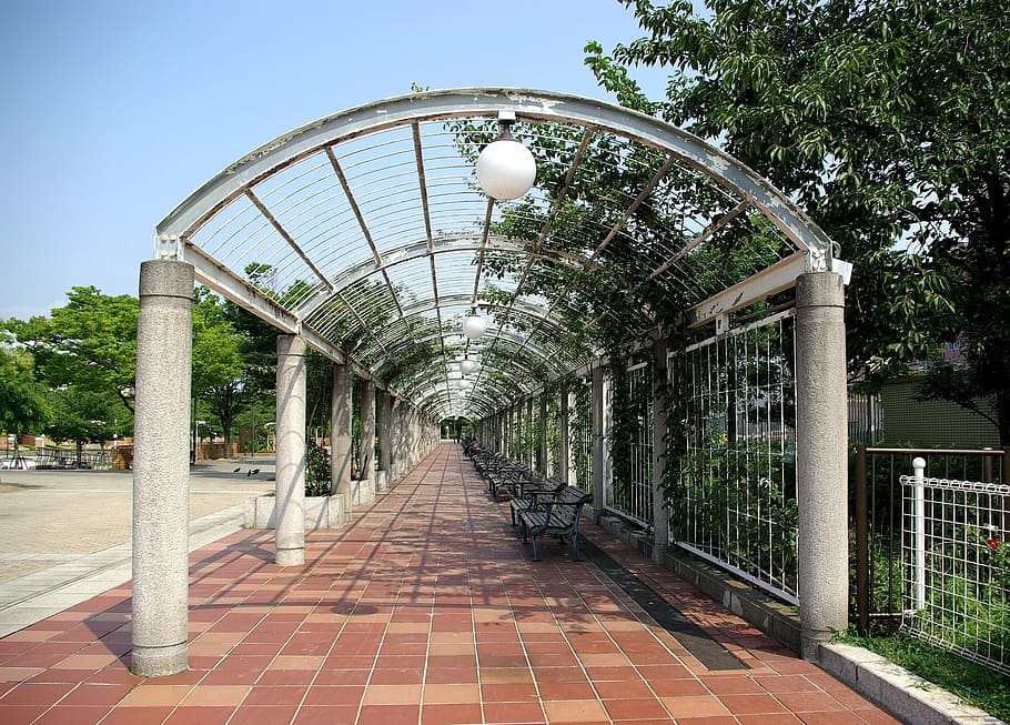passerella, coperto, prospettiva, sentiero, camminare, struttura, piastrella, calcestruzzo, architettura, struttura costruita, esterno dell'edificio, albero, pianta, costruzione, natura, attrezzatura per l'illuminazione, la strada davanti, cielo, giorno, cancello, direzione, all'aperto, arco, nessuno, strada, Entrata, città, colonna architettonica, lampada elettrica, 1080P