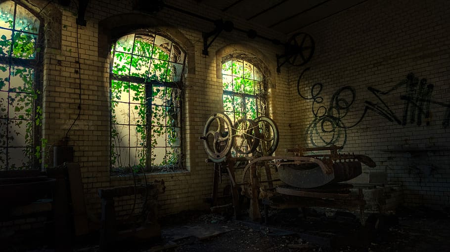 entro, architettura, finestra, vecchio, partire, rovinare, luce, decadimento, edificio industriale, in casa, abbandonato, nessuno, giorno, costruzione, struttura costruita, obsoleto, danneggiato, corri giù, graffiti, stanza domestica, posto a sedere, storia, interno di casa, sedia, il passato, mattone, rovinato, deterioramento, 5K