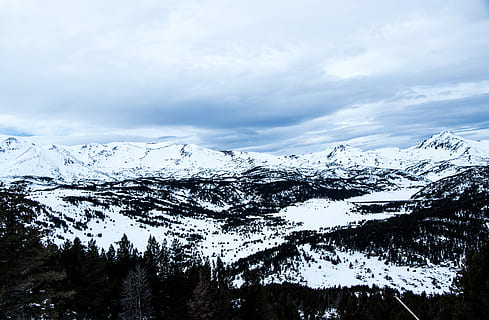 Niente, montagne, coperto, la neve, giorno, foresta, cielo, nube, lago, albero, montagna, paesaggio, nero, bianca, blu, gel, inverno, temperatura fredda, bellezza nella natura, scenics - natura, montagna innevata, la tranquillità, nuvola - cielo, scena tranquilla, catena montuosa, ambiente, pianta, natura, scena non urbana, nessuno, all'aperto, Pino, albero di conifere, picco di montagna, 5K, CC0, dominio pubblico, privo di copyright