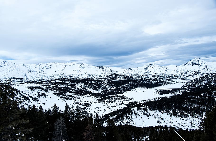 Niente, montagne, coperto, la neve, giorno, foresta, cielo, nube, lago, albero, montagna, paesaggio, nero, bianca, blu, gel, inverno, temperatura fredda, bellezza nella natura, scenics - natura, montagna innevata, la tranquillità, nuvola - cielo, scena tranquilla, catena montuosa, ambiente, pianta, natura, scena non urbana, nessuno, all'aperto, Pino, albero di conifere, picco di montagna, 5K