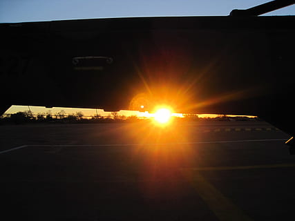Sonnenuntergang, Sonne, orb, ausstrahlend, Orange, Gelb, Horizont, Heckboom, Asphalt, Sonnenlicht, Sonnenstrahl, Transport, Morgen, Himmel, Transportmittel, Linseneffekt, Reise, Natur, Flugzeug, Luftfahrzeug, Flughafen, keine Leute, Flughafen-Rollbahn, Kraftfahrzeug, draußen, orange Farbe, Straße, Landfahrzeug, 2K, CC0, gemeinfrei, lizenzfrei