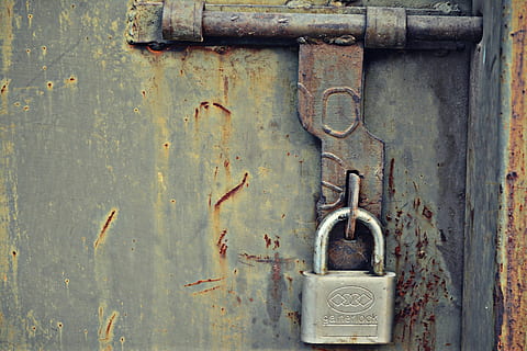 tancat, porta, cadenat, bloqueig, vell, òxid, pern, metall, seguretat, entrada, protecció, primer pla, cap gent, rovellat, material de fusta, fons, textura, resistent, dia, marc complet, pestell, deteriorament, ferro forjat, 4K, CC0, domini públic, lliure de regalies
