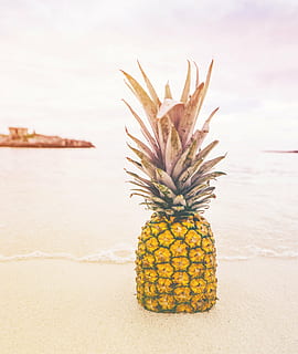 gul, ananas, kyst, strand, bobler, frugt, gylden, klippe, sand, sommer, sommer vibes, sommertid, solopgang, tropisk, tropisk frugt, vand, mad og drikke, mad, banan, drikke, ingen mennesker, sund kost, hav, velvære, friskhed, jord, natur, tæt på, stilleben, bord, fokus på forgrunden, 4K, CC0, offentligt domæne, royaltyfrie