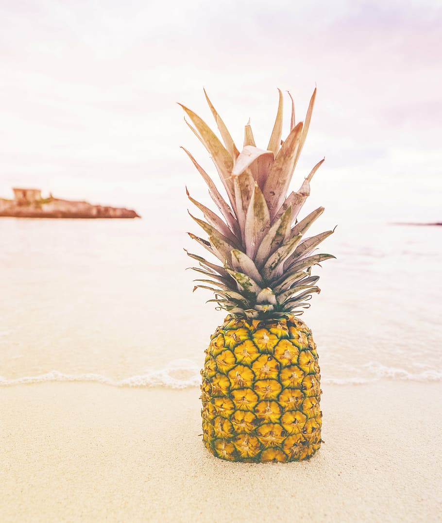 gul, ananas, kyst, strand, bobler, frugt, gylden, klippe, sand, sommer, sommer vibes, sommertid, solopgang, tropisk, tropisk frugt, vand, mad og drikke, mad, banan, drikke, ingen mennesker, sund kost, hav, velvære, friskhed, jord, natur, tæt på, stilleben, bord, fokus på forgrunden, 4K