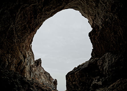 fotografia de paisagem, caverna, cinzento, céu, Rocha, sólido, rock - objeto, arco, formação rochosa, natureza, ninguém, visão de baixo ângulo, dia, arquitetura, arco natural, tranquilidade, beleza na natureza, texturizado, ao ar livre, história, céu limpo, geologia, parede de pedra, formação, 5K, CC0, domínio público, royalty free