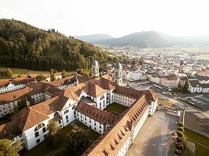 aereo, vista, cittadina, foresta, tetto, paesaggio urbano, Europa, architettura, scena urbana, vista aerea, città, posto famoso, Chiesa, vista dall'alto, struttura costruita, esterno dell'edificio, costruzione, quartiere residenziale, montagna, Casa, albero, natura, giorno, nessuno, cielo, pianta, all'aperto, 4K, CC0, dominio pubblico, privo di copyright