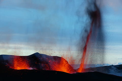 paisatge, volcànica, erupció, foto, lava, venint, sòl, explotar, roques, cel, blau, volcà, muntanya, geologia, fum - estructura física, poder, poder a la natura, calor - temperatura, volcà actiu, medi ambient, geografia física, bellesa a la natura, terra, cap gent, cremant, signe, senyal d'advertència, desastre natural, a l'aire lliure, cim de muntanya, cràter volcànic, 4K, CC0, domini públic, lliure de regalies