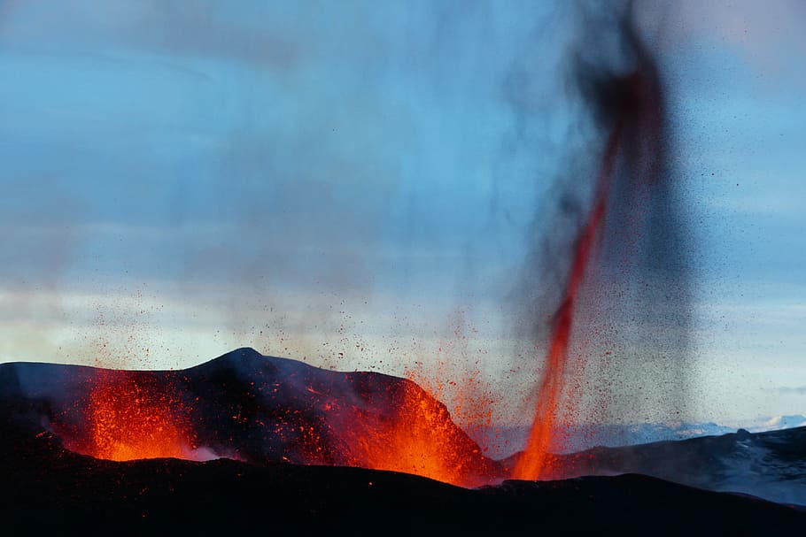 paisatge, volcànica, erupció, foto, lava, venint, sòl, explotar, roques, cel, blau, volcà, muntanya, geologia, fum - estructura física, poder, poder a la natura, calor - temperatura, volcà actiu, medi ambient, geografia física, bellesa a la natura, terra, cap gent, cremant, signe, senyal d'advertència, desastre natural, a l'aire lliure, cim de muntanya, cràter volcànic, 4K