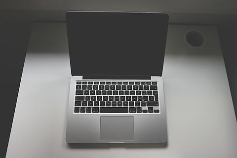 vypnutý macbook, pro, bílý, stůl, laptop, počítač, technologie, elektronika, práce, lavice, podnikání, kancelář, počítačová klávesnice, Internet, bezdrátové technologie, sdělení, počítačové vybavení, klávesnice, uvnitř, spojení, nikdo, detail, přenosné informační zařízení, počítačový monitor, přímo nad, vysoký úhel pohledu, kopie prostor, moderní, studio shot, klíč počítače, 5K, CC0, veřejná doména, bez autorských práv