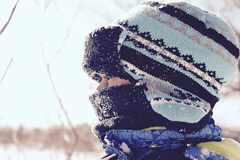 човек, носенето, черно, примкар, райета, шапка, snowtime, близък план, снимка, плетат, сняг, студ, глава, шал, зима, момче, snowcap, снежно, син, touque, в пакет, дете, един човек, облекло, студена температура, топли дрехи, истински хора, фокусиране върху преден план, ден, изстрел в главата, едър план, начин на живот, покритие, плета шапка, природа, възрастен, част от човешкото тяло, на открито, човешко лице, скрито лице, 5K, CC0, обществено достояние, роялти безплатно