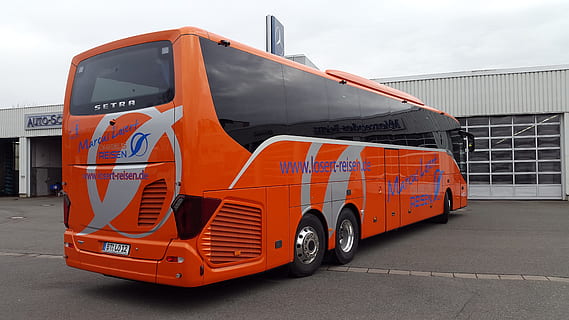 autobus, Pomarańczowy, niebo, chmury, podróżować, stoisko, pojazd, wakacje, setra, reklama, ślizgać się, kierowca autobusu, trener, autobus szkolny, warsztat, obsługa klienta, podróż autobusem, luksus, transport, środek transportu, kolor pomarańczowy, przemysł, pojazd lądowy, pojazd silnikowy, transport towarowy, architektura, Miasto, na dworze, samochód ciężarowy, żadnych ludzi, Wysyłka , samochód, Droga, biznes, czerwony, sprzęt, dostarczanie, nieruchomy, koło, 4K, CC0, domena publiczna, darmowe zdjęcia