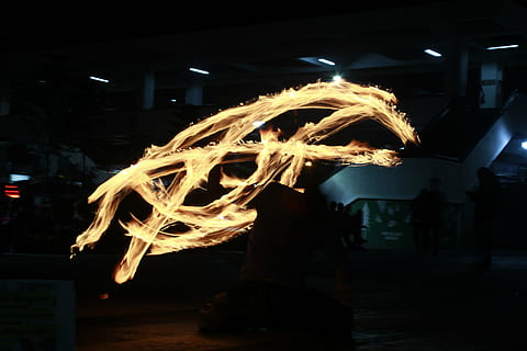 Feuertanzen, Lichtmalerei, Licht, Performance, Feuer, Flamme, Bewegung, Nacht-, eine Person, beleuchtet, echte Menschen, Langzeitbelichtung, Fertigkeit, Verbrennung, Tanzen, Stehen, Feuer - natürliches Phänomen, Kunst, Kultur und Unterhaltung, Bewegungsunschärfe, glühend, in voller Länge, Männer, dunkel, 5K, CC0, gemeinfrei, lizenzfrei