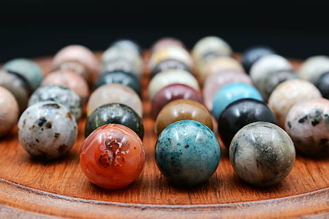 balles de marbre de couleurs assorties en ligne, solitaire, jouer, logiquement, saut, des balles, tactique, loisir, les taux, jeu d'ermite, jeu de plateau, aliments, bois - matériau, Nourriture et boisson, fermer, personne, grand groupe d'objets, se concentrer sur le premier plan, mise au point sélective, à l'intérieur, dans une rangée, fraîcheur, alimentation saine, prise de vue en studio, légume, nature morte, ordre, choix, fruit, fond noir, variation, 4K, CC0, domaine public, libre de droits