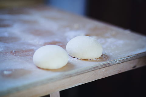 Teig, Donuts, Backen, Küche, Koch, Lebensmittel, Essen und Trinken, drinnen, Frische, selektiver Fokus, keine Leute, Nahansicht, Vorbereitung, Wohlbefinden, gesundes Essen, Ei, Rohkost, Tabelle, Wohnraum, Stillleben, Essen vorbereiten, Holz - Material, weiße Farbe, 4K, CC0, gemeinfrei, lizenzfrei
