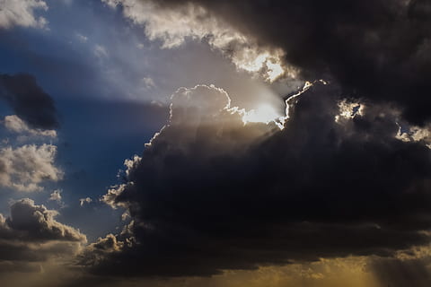 nubes, rayo de sol, luz del sol, ligero, negro, cielo, paisaje de nubes, nube - cielo, clima, tormenta, naturaleza, belleza en la naturaleza, paisajes - naturaleza, nadie, vista de ángulo bajo, cielo dramático, al aire libre, tranquilidad, nube de tormenta, poder en la naturaleza, idílico, día, escena tranquila, meteorología, transmisión, 5K, CC0, dominio público, libre de derechos