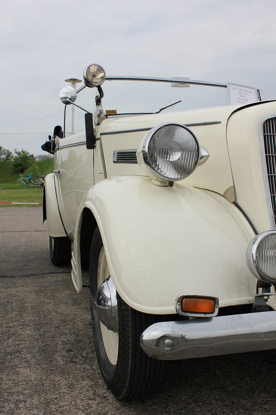 vecchia macchina, auto, vecchi tempi, ruota, raggi, autoveicoli auto d'epoca, Vintage ▾, macchine, maturo, cromo, veicolo, bordo, vecchio, classico, veicoli a motore, mezzi di trasporto, veicolo terrestre, modo di trasporto, veicolo a motore, giorno, stazionario, faro, in stile retrò, macchina vintage, cielo, strada, nessuno, città, viaggio, natura, all'aperto, Colore bianco, lusso, 5K