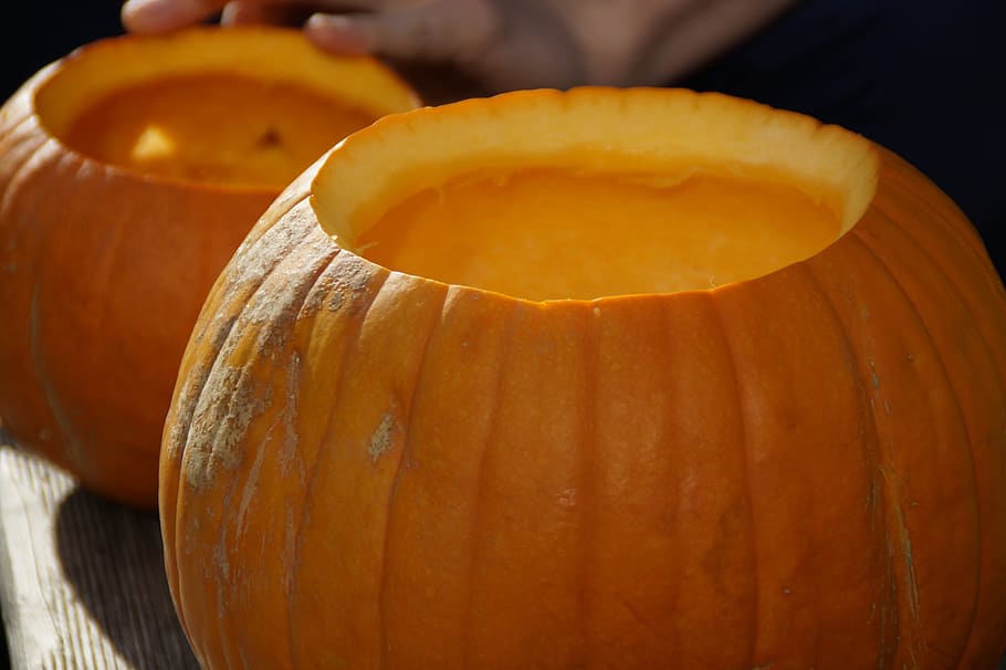 græskar, orange, lyse, efterår, efterår dekoration, sæson-, dekorative, dekoration, taksigelse, halloween, halloween kuerbis, græskar spøgelse, udhulet, tom, hule, ærme, diy græskar spøgelse, skære græskar spøgelse, mad og drikke, mad, orange farve, friskhed, fest, sund kost, fokus på forgrunden, grøntsag, tæt på, velvære, ingen mennesker, centnergraeskar, gruppe af objekter, natur, træ - materiale, indendørs, stilleben, moden, Vegetarmad, 5K
