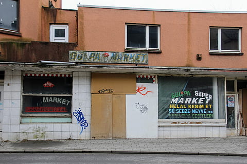 die Architektur, Fassade, vernachlässigt, Strukturelle Veränderung, leeren, Gebäude, Gebäudehülle, Fenster, gebaute Struktur, draußen, Tag, Kommunikation, Text, keine Leute, Stadt, Zeichen, westliche Schrift, Skript, nicht-westliche Schrift, Information, Fußweg, Hinweisschild, Straße, Wohngegend, 5K, CC0, gemeinfrei, lizenzfrei