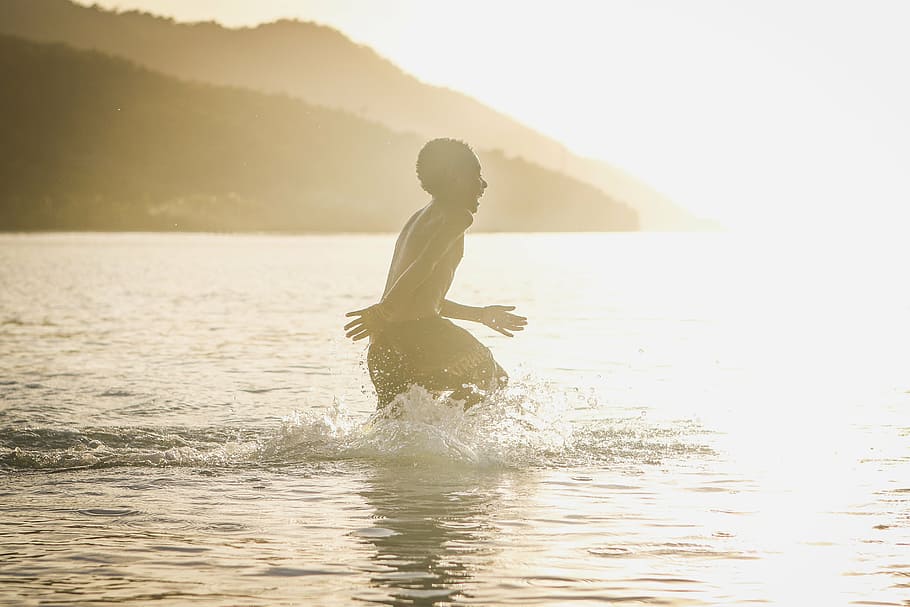 Junge, Laufen, Wasser, golden, Zeit, Strand, Spaß, glücklich, Natur, Ozean, spielen, Meer, Sonnenaufgang, Sonnenuntergang, eine Person, hinterleuchtet, Einsamkeit, Abenteuer, Silhouette, draußen, Nur ein Mann, nur für Erwachsene, Transport, Sonnenlicht, Erwachsene, Schönheit in der Natur, Lebensstile, Freizeitbeschäftigung, Urlaube, Himmel, Tag, junger Erwachsener, Ruhe, Ausflug, Vitalität, Freiheit, Linseneffekt, 5K