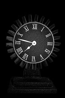 negre, blanc, lectura de rellotge analògic, 7:47, rellotge, motor, vell, avions, metall, dur, fred, fosc, força, acer, broquet, conduir, màquina, turbina, temps, angular, hores, minut, aviació, tecnologia, passat de moda, nombre romà, Minuta, cap gent, hora de la mà, nit, primer pla, a l'interior, precisió, forma, instrument del temps, cercle, forma geomètrica, funció de construcció de parets, nombre, arquitectura, el passat, roman, patró, història, fons negre, 5K, CC0, domini públic, lliure de regalies