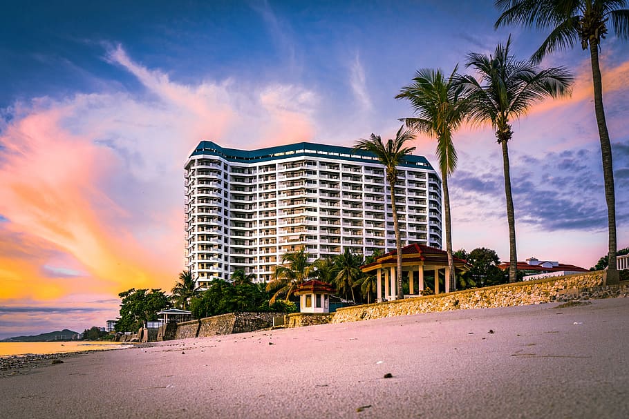 Meer, Landschaft, Natur, Himmel, Strand, Blau, Wolken, Kokosnussbäume, Hotel, Ozean, draußen, Palmen, Resort, Sand, seelandschaft, Ufer, Sonne, Sonnenuntergang, Bäume, Wasser, die Architektur, Baum, gebaute Struktur, Palme, wolke - himmel, tropisches Klima, Gebäudehülle, Gebäude, Stadt, Reiseziele, Land, Pflanze, Bürogebäude außen, Wolkenkratzer, keine Leute, Luxus, Kokospalme, 5K