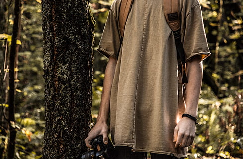 person, skjorte, bedrift, dslr kamera, rygsæk, dreng, kamera, tøj, Skov, mand, model, Oregon, udendørs, portland, træ, træer, have på, en person, midsection, stående, fokus på forgrunden, dag, herrer, natur, afslappet tøj, træstamme, forfra, plante, bagagerum, voksen, menneskelig kropsdel, sollys, menneskelig lem, jeans, 4K, CC0, offentligt domæne, royaltyfrie