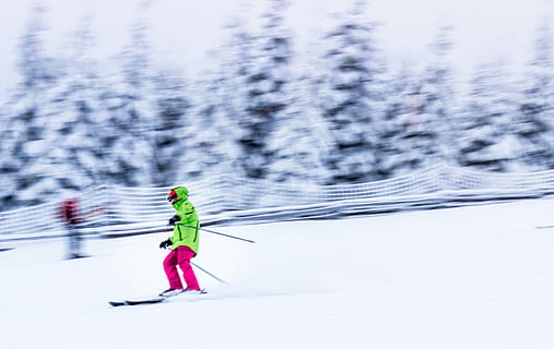 selektiv, fokus fotografering, person, ski knive, ski spor, person skiløb, sne, bjerg, landskab, træ, Skov, sport, vintersport, vinter, kold temperatur, bevægelse, fuld længde, en person, stå på ski, natur, dag, sløret bevægelse, aktivitet, fritidsaktivitet, sidebillede, tøj, hastighed, ski-wear, varme tøj, 4K, CC0, offentligt domæne, royaltyfrie