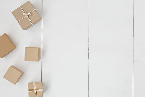 marrón, caja de regalo, blanco, superficie, cinco, cajas de regalo, madera, flatlay, caja, cuerda, regalo, presente, copia espacio, adentro, nadie, papel, grupo de objetos, vista de alto ángulo, caja - contenedor, grupo mediano de objetos, cartulina, material de madera, directamente arriba, caja de cartón, envase, celebracion, foto de estudio, sencillez, 5K, CC0, dominio público, libre de derechos