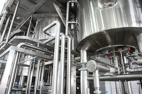 metall platejat, industrial, màquina, tub de tub, metall, maquinària, fàbrica, indústria, equipament, part de la màquina, tecnologia, fabricació d’equips, cap gent, acer, aliatge, a l'interior, color plata, vista d’angle baix, acer inoxidable, equipament industrial, Indústria alimentària i de begudes, arquitectura, complexitat, linea de producció, destil·lació, 5K, CC0, domini públic, lliure de regalies