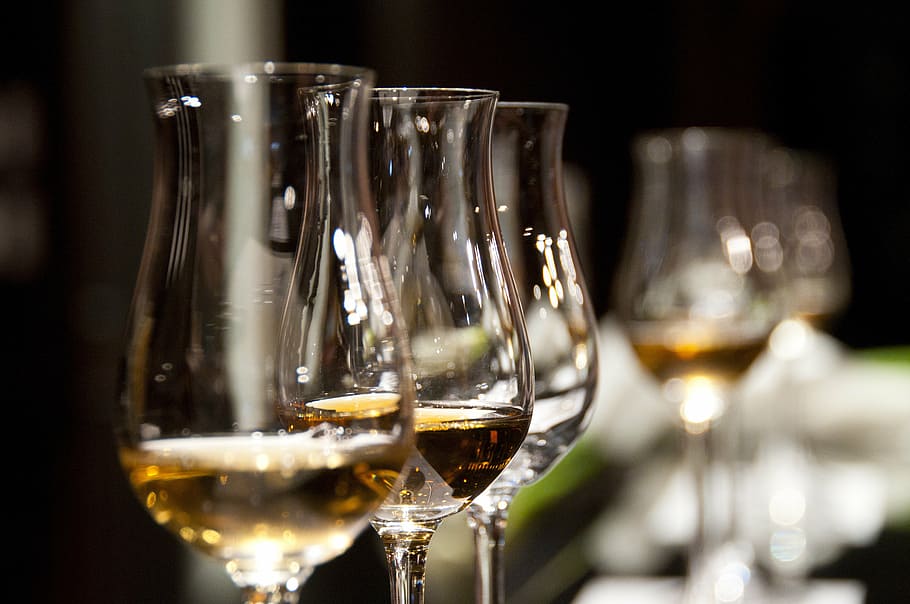 detailní fotografie, tři, Průhledná, vinné skleničky, napít se, víno, alkohol, sklenka, bílý, nápoj, oslava, večírek, slavit, sklenice na víno, Na zdraví, šampaňské, pití vína, brýle, degustace, chuť, přípitek, nápojová sklenice, jídlo a pití, láhev, bar - pití, nikdo, detail, občerstvení, zaměřit se na popředí, sklo - materiál, vybavení domácností, stálý život, uvnitř, selektivní zaměření, šampaňské flétna, svěžest, bílé víno, průhledný, ochutnávka vína, červené víno, dělání vína, 5K