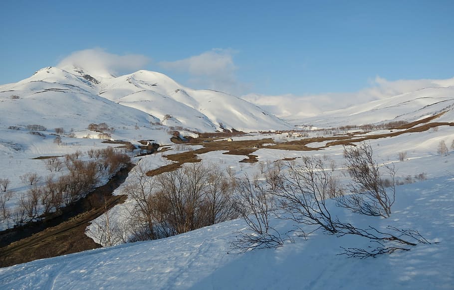 muntanyes, vall, hivern, primavera, naturalesa, paisatge, Kamchatka, fred, neu, primavera càlida, silenci, rierol, temperatura de fred, bellesa a la natura, escenics - natura, cel, muntanya, escena tranquil·la, tranquil·litat, medi ambient, dia, escena no urbana, muntanya nevada, cap gent, aigua, congelat, núvol - cel, cim de muntanya, 2K
