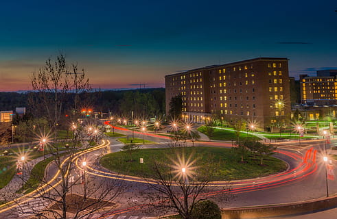 fotografia time lapse, strada, ore notturne, foto, edifici, piante, università di maryland, di notte, notte, crepuscolo, paesaggio urbano, scena urbana, traffico, illuminato, architettura, città, skyline urbano, struttura costruita, esterno dell'edificio, mezzi di trasporto, lunga esposizione, all'aperto, cielo, sentiero leggero, movimento, albero, costruzione, pianta, natura, velocità, attrezzatura per l'illuminazione, nessuno, edificio per uffici esterno, grattacielo, moderno, 4K, CC0, dominio pubblico, privo di copyright