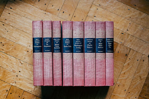 llibre, taula, llegir, vermell, col · lecció, coneixement, saviesa, paper, fusta, escola, material de fusta, a l'interior, gran grup d'objectes, cap gent, color rosa, natura morta, elecció, ordre, en fila, vista d’angle alt, variació, arranjament, directament a sobre, grup d'objectes, primer pla, terres de fusta dura, 2K, CC0, domini públic, lliure de regalies