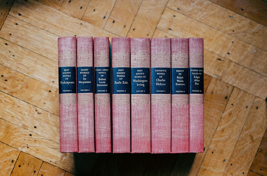 llibre, taula, llegir, vermell, col · lecció, coneixement, saviesa, paper, fusta, escola, material de fusta, a l'interior, gran grup d'objectes, cap gent, color rosa, natura morta, elecció, ordre, en fila, vista d’angle alt, variació, arranjament, directament a sobre, grup d'objectes, primer pla, terres de fusta dura, 2K