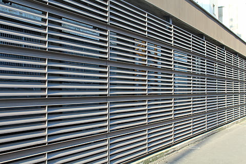 lineas paralelas, proteccion, perspectiva, la carretera, planchar, barandillas, metal, industria, nadie, aire acondicionado, día, hierro corrugado, arquitectura, estructura construida, modelo, exterior del edificio, pared - característica de la construcción, la seguridad, edificio, seguridad, ventana, repetición, en una fila, al aire libre, el color blanco, cerrado, persianas, vacío, color plateado, 5K, CC0, dominio público, libre de derechos