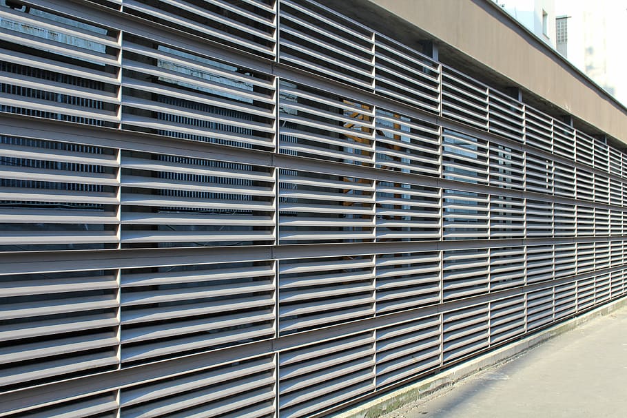 línies paral·leles, protecció, perspectiva, carretera, ferro, baranes, metall, indústria, cap gent, aire acondicionat, dia, ferro corrugat, arquitectura, estructura construïda, patró, exterior de l'edifici, funció de construcció de parets, seguretat, edifici, finestra, repetició, en fila, a l'aire lliure, Color blanc, tancat, persianes, buit, color plata, 5K