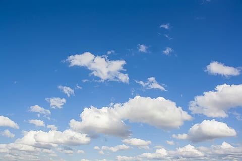 Sky, klump, blå, sky - himmel, baggrunde, himmel, natur, fluffy, skønhed i naturen, scenics - natur, ro, ingen mennesker, idyllisk, lav vinkel visning, hvid farve, dag, rolig scene, meteorologi, cloudscape, miljø, udendørs, atmosfære, sollys, 4K, CC0, offentligt domæne, royaltyfrie