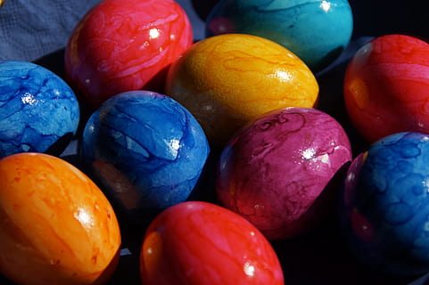 ous de Pasqua, primavera, conill de Pasqua, cistella, cistella de pasqua körbchen, ou, colorit, color, Pasqua, Feliç Pasqua, tradició, cristianisme, personalitzat, costums, consum de primavera, salutació de pasqua, menjar, multicolor, menjar i beguda, primer pla, cap gent, vermell, tir de l'estudi, alimentació saludable, a l'interior, blau, marc complet, gran grup d'objectes, fruita, frescor, grup d'objectes, natura morta, creativitat, fons negre, color vibrant, 5K, CC0, domini públic, lliure de regalies
