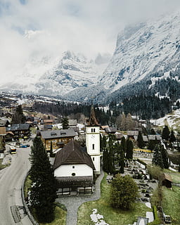Antenne, Aussicht, Dorf, Beton, Häuser, eisbedeckter Berg, tagsüber, Baum, Drohne, nett, Uhr, die Architektur, Gebäudehülle, gebaute Struktur, Gebäude, Schnee, kalte Temperatur, Winter, Berg, High Angle View, Pflanze, Stadt, Natur, Haus, Tag, keine Leute, Wohngegend, Himmel, Wasser, draußen, schneebedeckter Berg, 2K, CC0, gemeinfrei, lizenzfrei