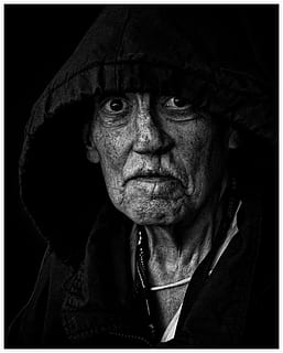 carol, gater, Mann, svart, hettejakke, gammel, eldre, aldrende, person, rynke, svart og hvit, ansikt, hette, portrett, ganespalte, moden, kvinne, gate, bandw, tøft liv, én person, ser på kameraet, automatisk postproduksjonsfilter, forfra, senior voksen, overfør utskrift, hodeskudd, voksen, rynkete, svart bakgrunn, ekte folk, seriøs, nærbilde, hanner, innendørs, studio skudd, menn, livsstil, modne menn, menneskelig ansikt, tanke, frisyre, 5K, CC0, offentlig domene, opphavsrett gratis