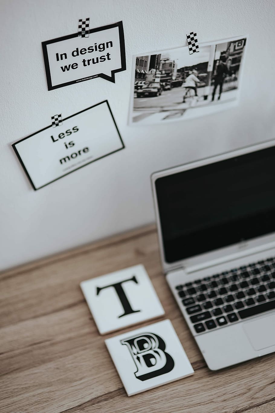tarjetas, citas, blanco y negro, foto, computadora portátil de plata, inspirador, plata, ordenador portátil, espacio de trabajo, lugar de trabajo, computadora, citar, motivacional, lema, negocio, tecnología, oficina, escritorio, financiar, Internet, mesa, tecnología inalámbrica, adentro, comunicación, material de madera, nadie, texto, naturaleza muerta, vista de alto ángulo, de cerca, conexión, escritura occidental, papel, número, enfoque selectivo, dispositivo de información portátil, cultura de las artes y entretenimiento, 4K