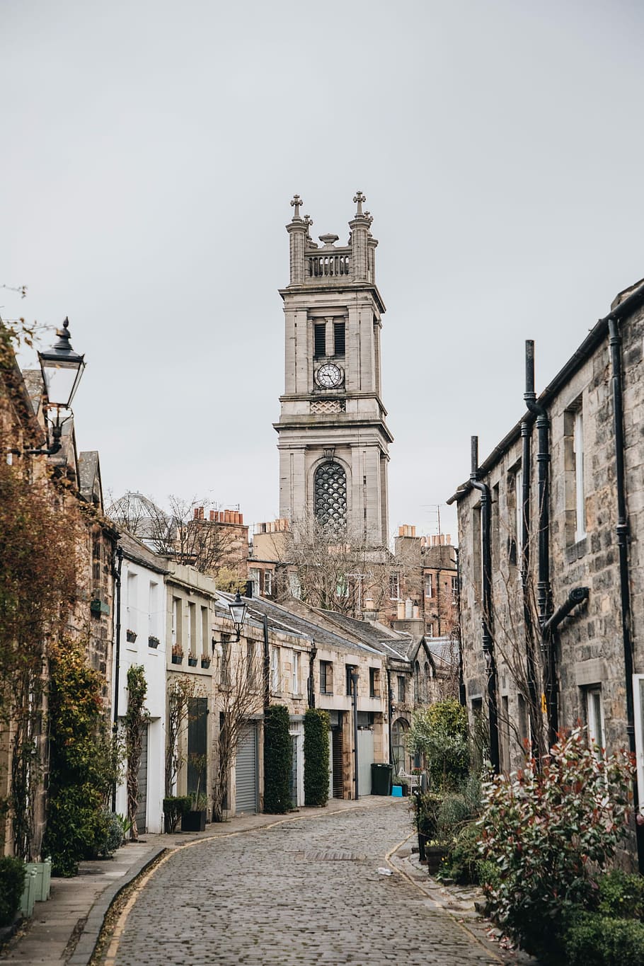 foto de la catedral, foto, gris, concret, camí, ennuvolat, cel, llambordes, casa, Torre del Rellotge, rellotge, carrer, maçoneria, paret de pedra, casa de pedra, arbust, flor, Edimburgo, tranquil, ciutat, poble, pedra, Escòcia, estructura construïda, arquitectura, exterior de l'edifici, edifici, creença, lloc de culte, naturalesa, religió, direcció, espiritualitat, el camí a seguir, el passat, cap gent, dia, història, cel clar, a l'aire lliure, ubicació, 2K