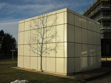 schaduw, boom, gebouw, hispanic, architectuur, ingebouwde structuur, buitenkant van het gebouw, natuur, hemel, fabriek, wolk - lucht, geen mensen, dag, buitenshuis, industrie, zonlicht, modern, stad, glas - materiaal, veld-, vervoer, 4K, CC0, publiek domein, royaltyvrij